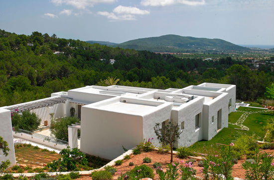 WHITE & NEUTRAL COUNTRY HOME // CAN PEP CALIU / IBIZA